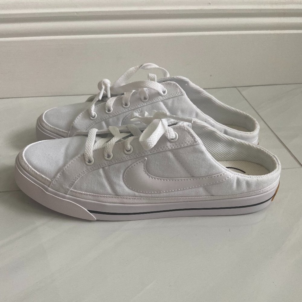 BNWT Nike Backlelss sneakers size 9